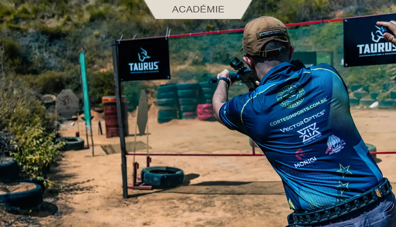 Tireur sportif utilisant une carabine équipée d’un viseur point rouge lors d’une épreuve IPSC