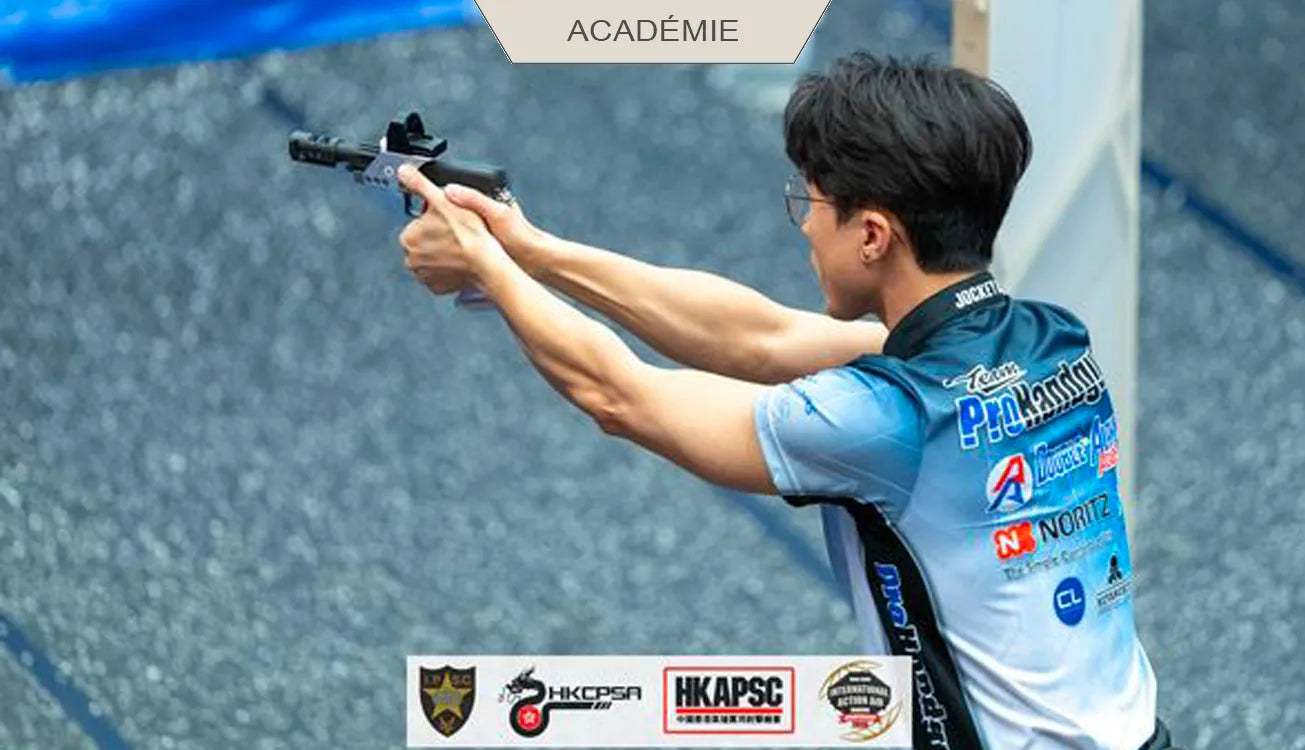 Tireur sportif au pistolet équipé d’un viseur point rouge lors d’une épreuve IPSC