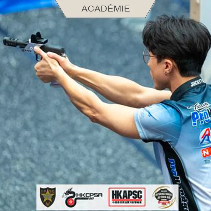 Tireur sportif au pistolet équipé d’un viseur point rouge lors d’une épreuve IPSC