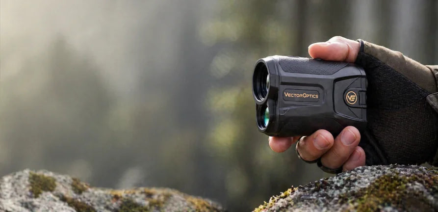Télémètre Vector Optics utilisé en extérieur pour mesurer les distances de tir
